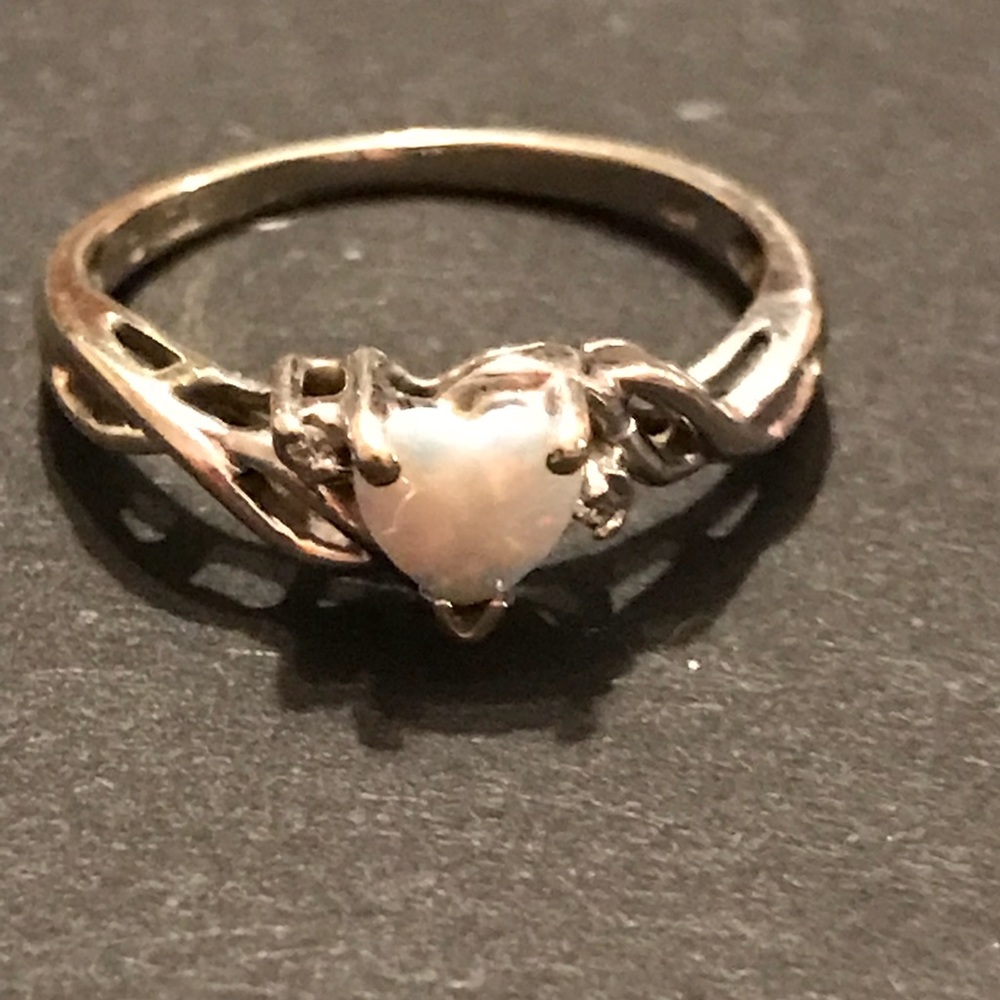 Opal ring white gold